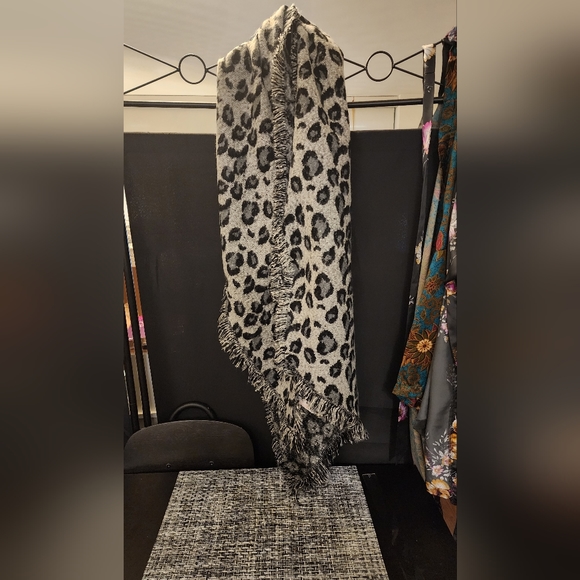 Leopard print scarf - Picture 2 of 10